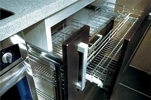 מגירות מודרניות מאפשרות לכם לארגן את כלי המטבח שלכם בצורה נוחה ככל האפשר.