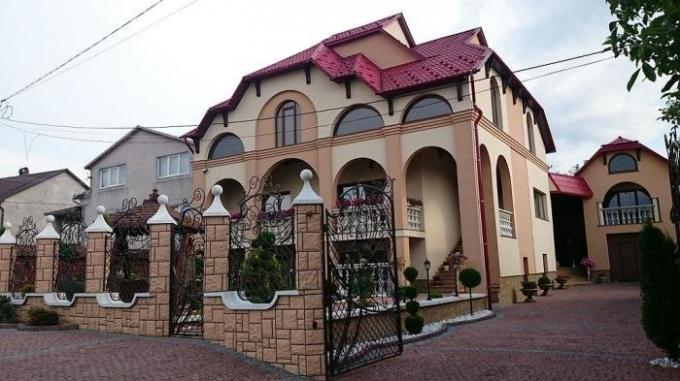 הכפר העשיר באוקראינה, שבו אין בבניין חד קומתי.