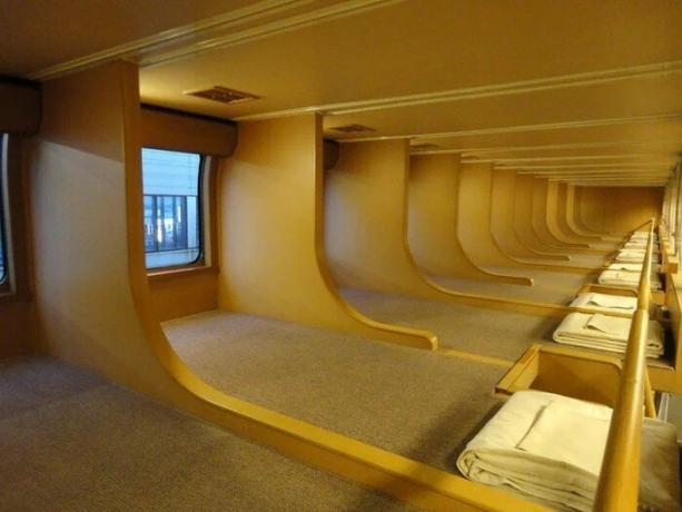 מיטות קומותיים חריגות מכוניות הישנות יפן. 