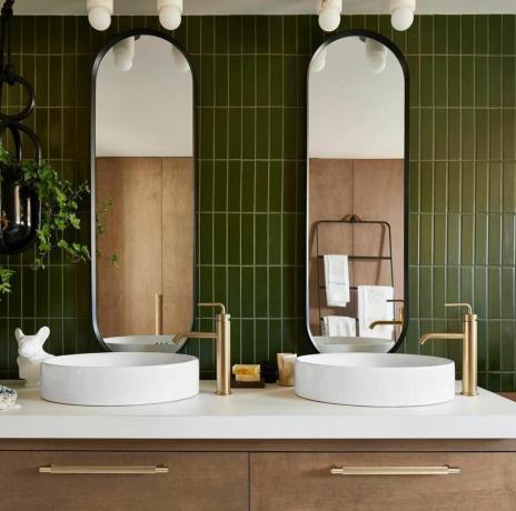 12 דרכים חזותיות להרחיב חדר אמבטיה עם אריחים פשוטים